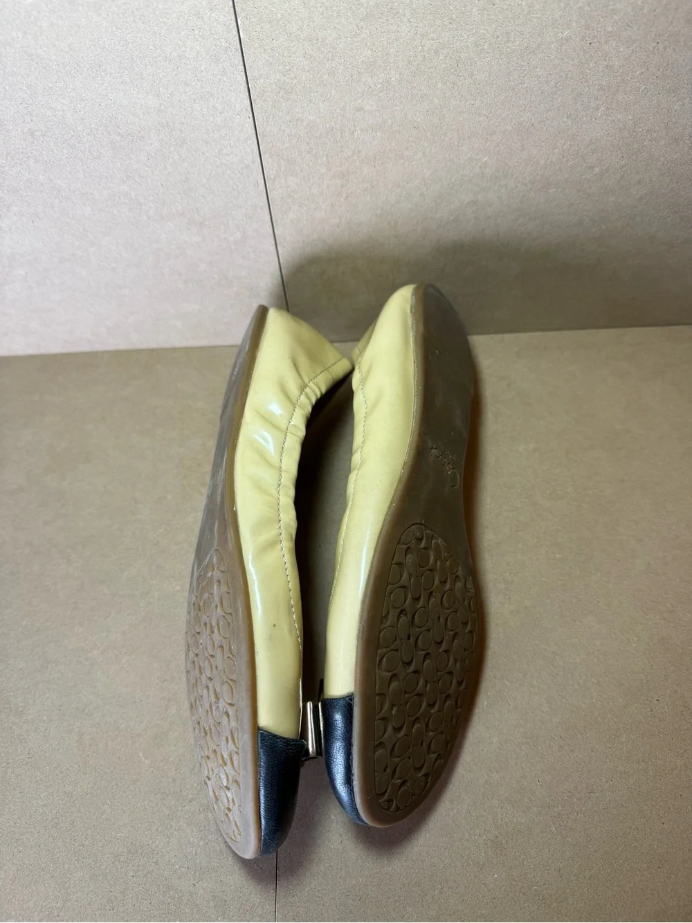 Coach Two Tone Beige Tan Black Ballet Flats Gold Bow Size 7